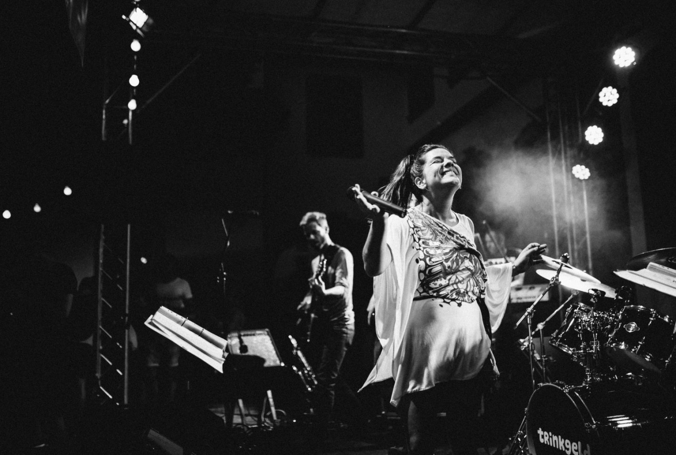 trinkgeld Live-Auftritt - Bühnenansicht mit Publikum