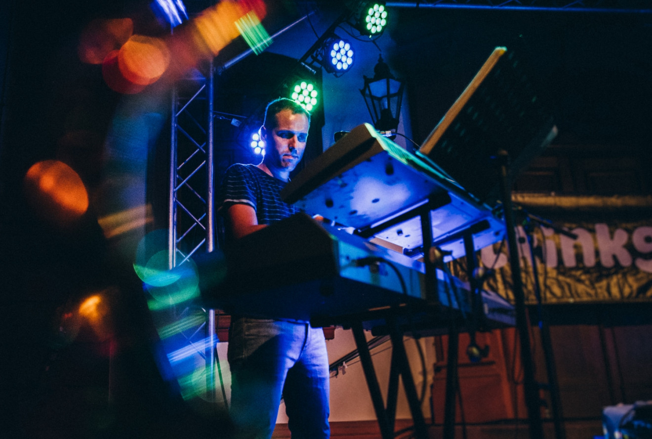 trinkgeld Live-Auftritt - Keyboarder mit blauem Licht