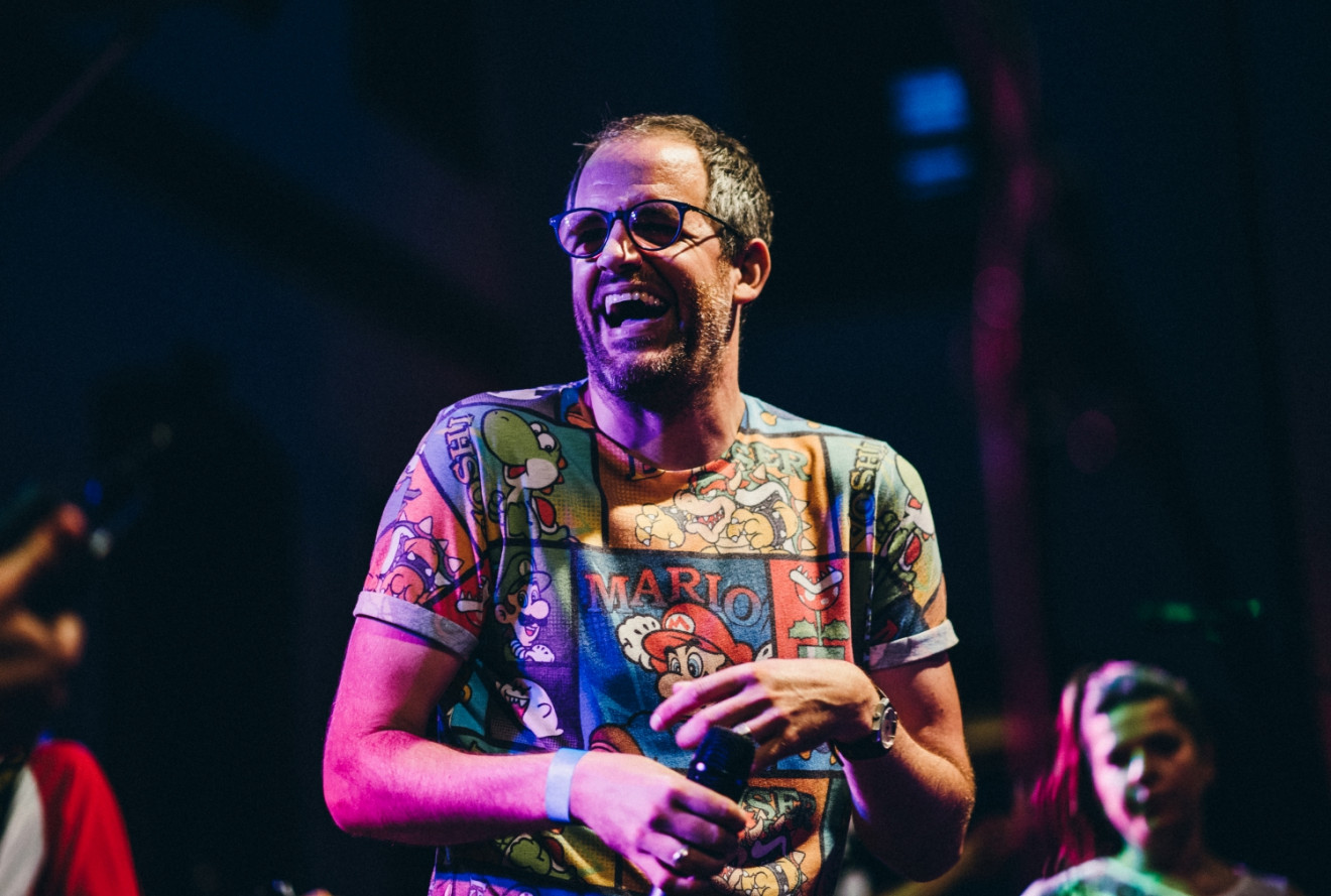 trinkgeld Live-Auftritt - Sängerin mit Mikrofon