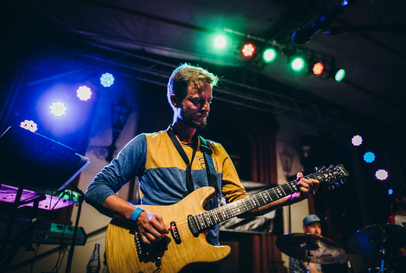 trinkgeld Live-Auftritt - Gitarrist mit E-Gitarre